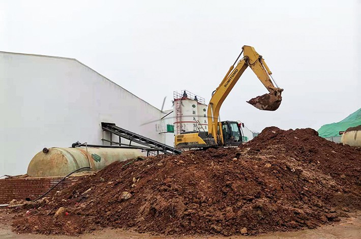 污染土壤挖掘现场